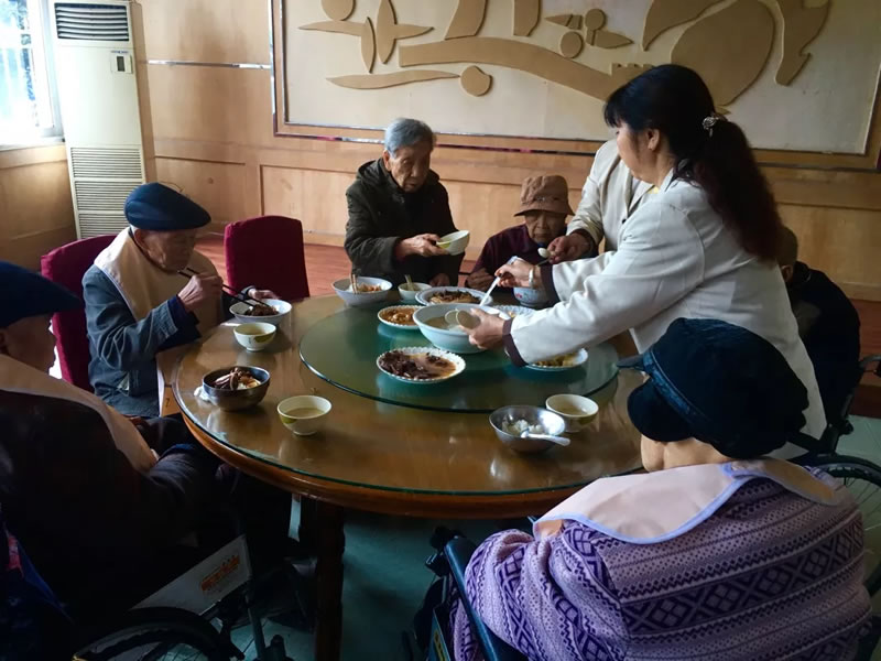 服務(wù)二：針對老年人飲食特點提供科學(xué)合理的膳食搭配。