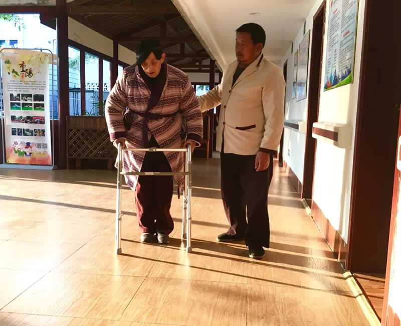服務(wù)四：按照護(hù)理級別進(jìn)行生活照料服務(wù)及科學(xué)的康復(fù)訓(xùn)練。