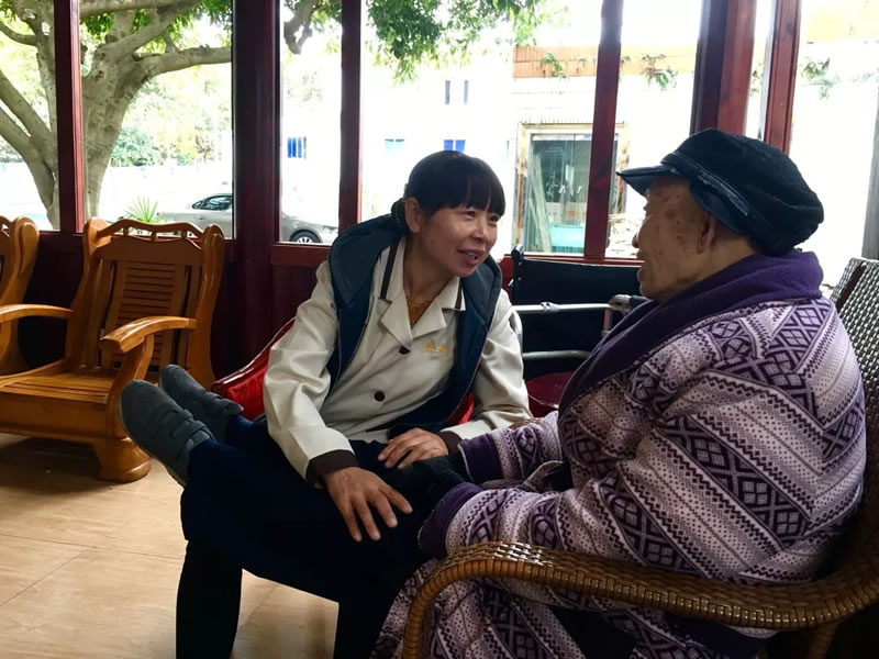服務(wù)五：每天至少4小時由護(hù)理人員陪伴聊天、文體、散步服務(wù)。